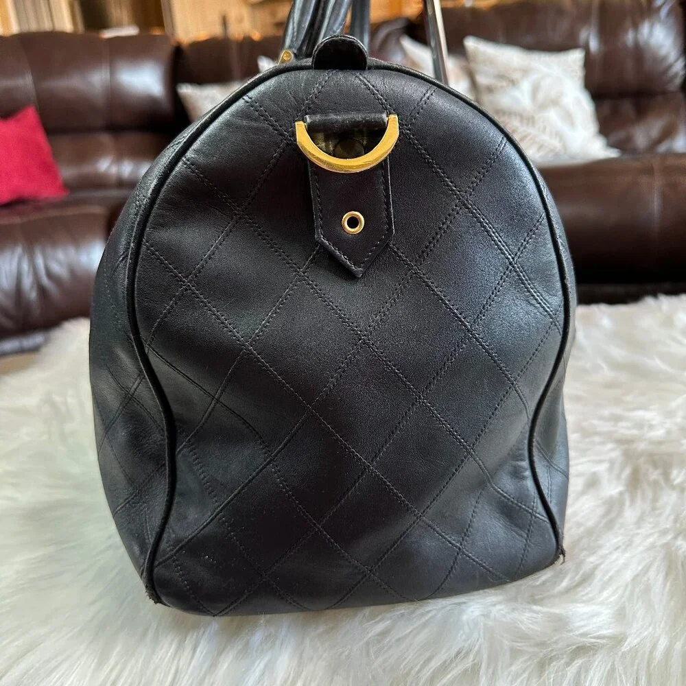 ❌SOLD❌ Authentic Chanel Vintage Diamond Stitch Lambskin Quilted Duffle Bag - Picture 4 of 17